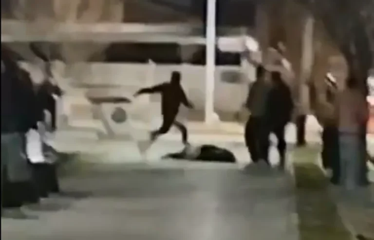 Brutal ataque a un joven: un policía le pateó la cabeza