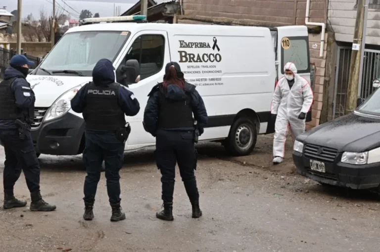 Conmoción: un policía mató a su pareja de 22 años con el arma reglamentaria