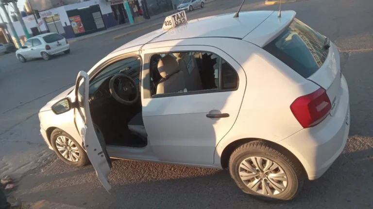 Rompió los vidrios de un taxi con un palo de escoba porque no lo quisieron llevar