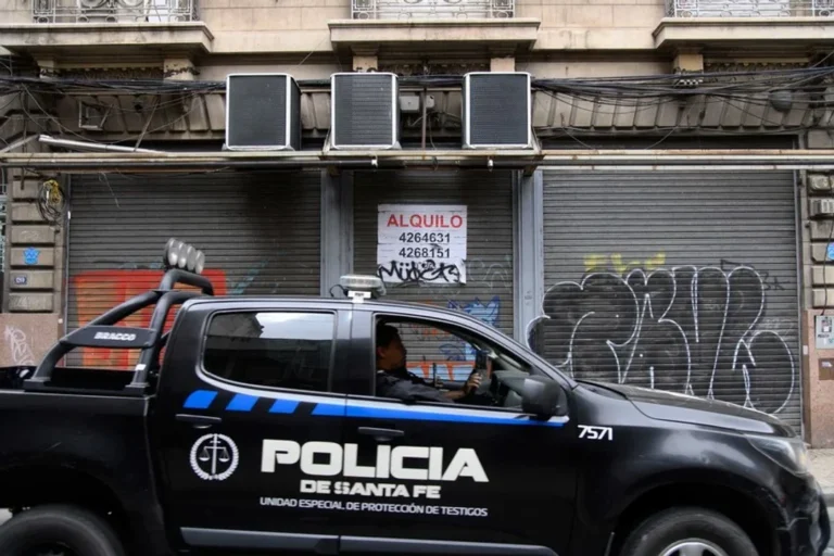 Un joven murió electrocutado al intentar salvar a su perro: un horno le cayó encima