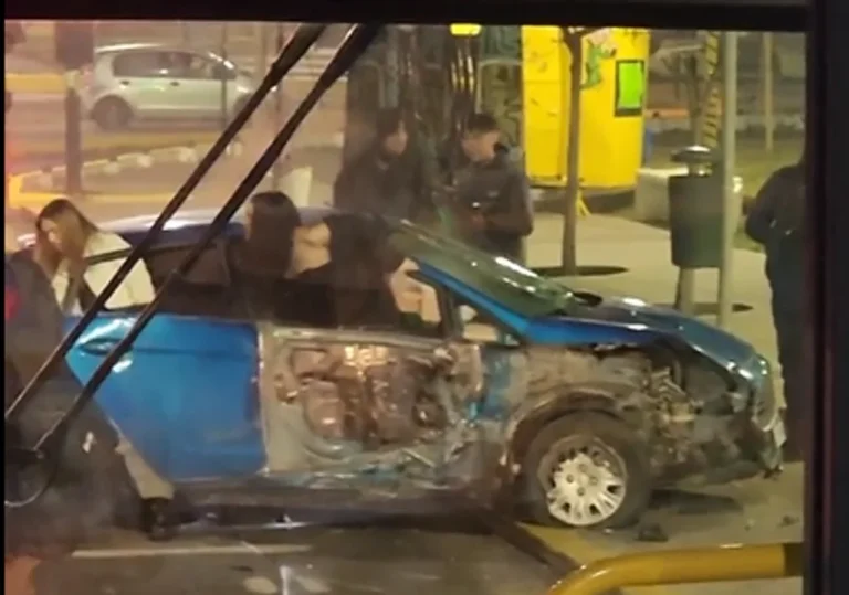 Conducía alcoholizado y chocó contra una parada de colectivos: hay varios heridos