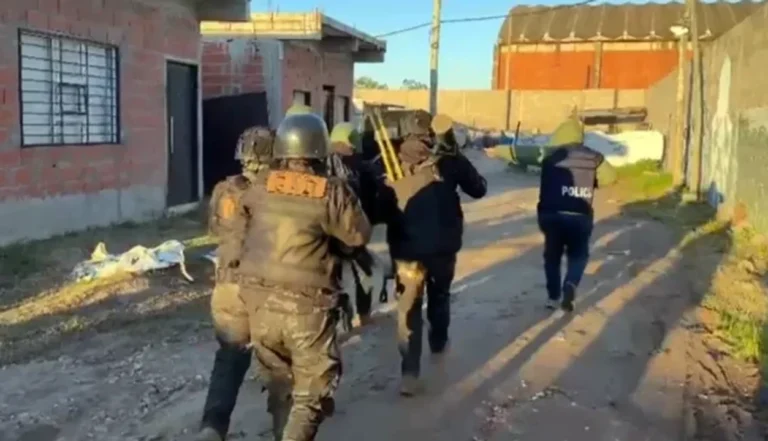 Un jubilado murió tras enfrentar a tiros a la policía durante un allanamiento