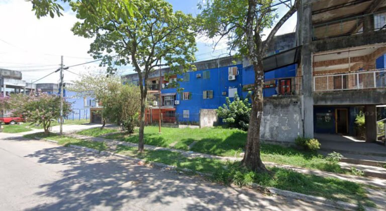 “Llamá a la policía”: dos nenes escaparon de su casa para salvar a su mamá del ataque de su pareja