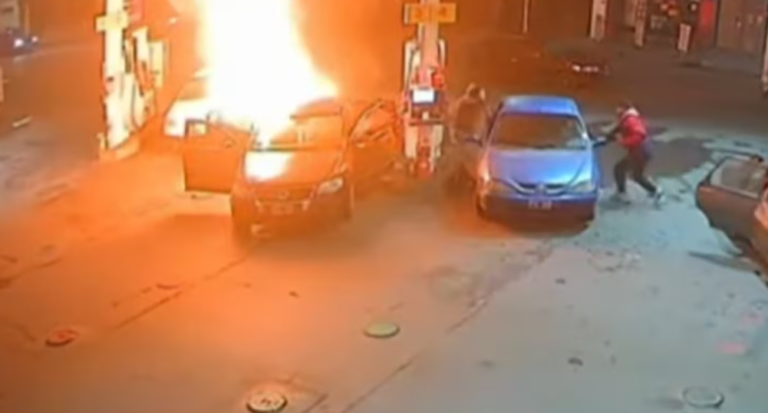 El dramático momento en que un auto explota en una estación de servicio y el playero logra escapar de milagro