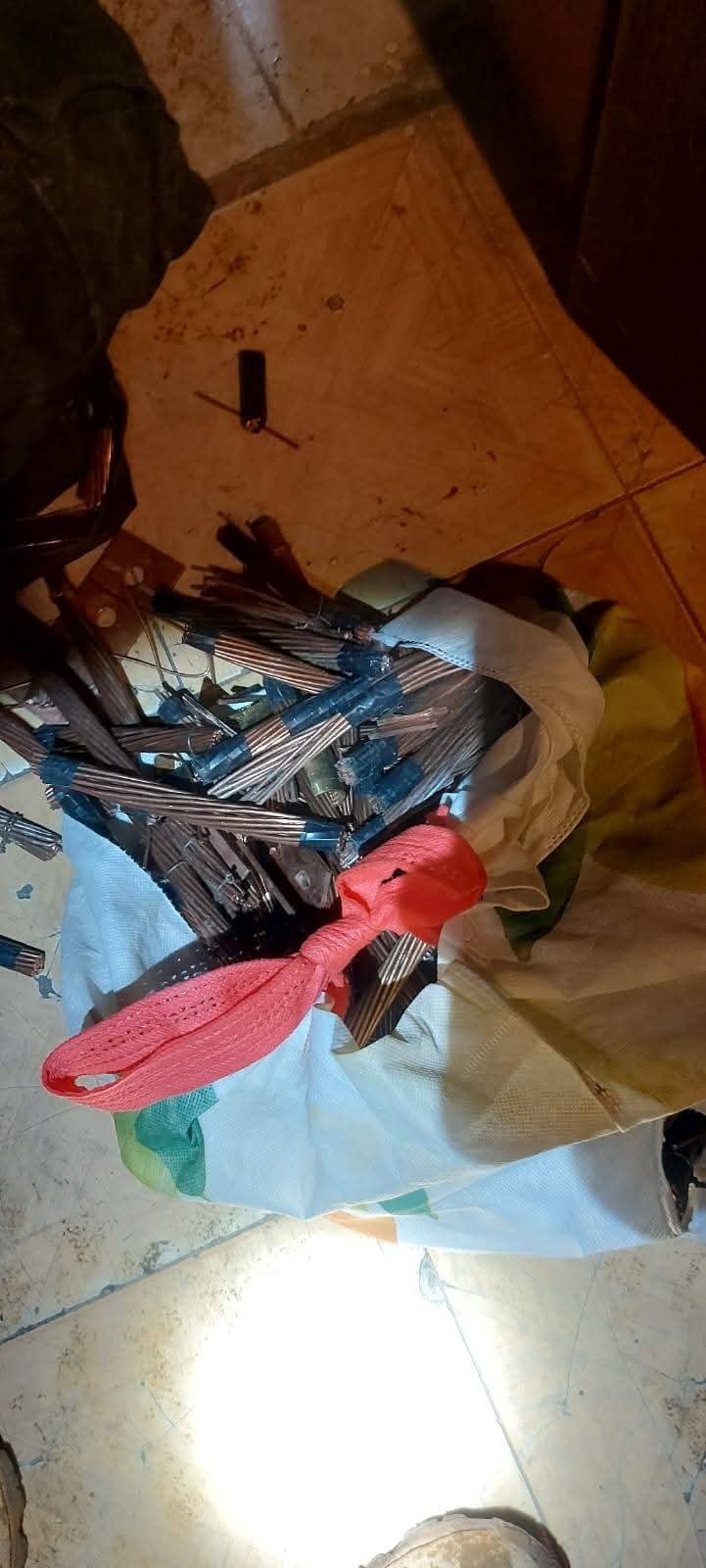 Allanamientos en Santa Cruz: secuestran más de 3.500 kilos de cobre robado y armas