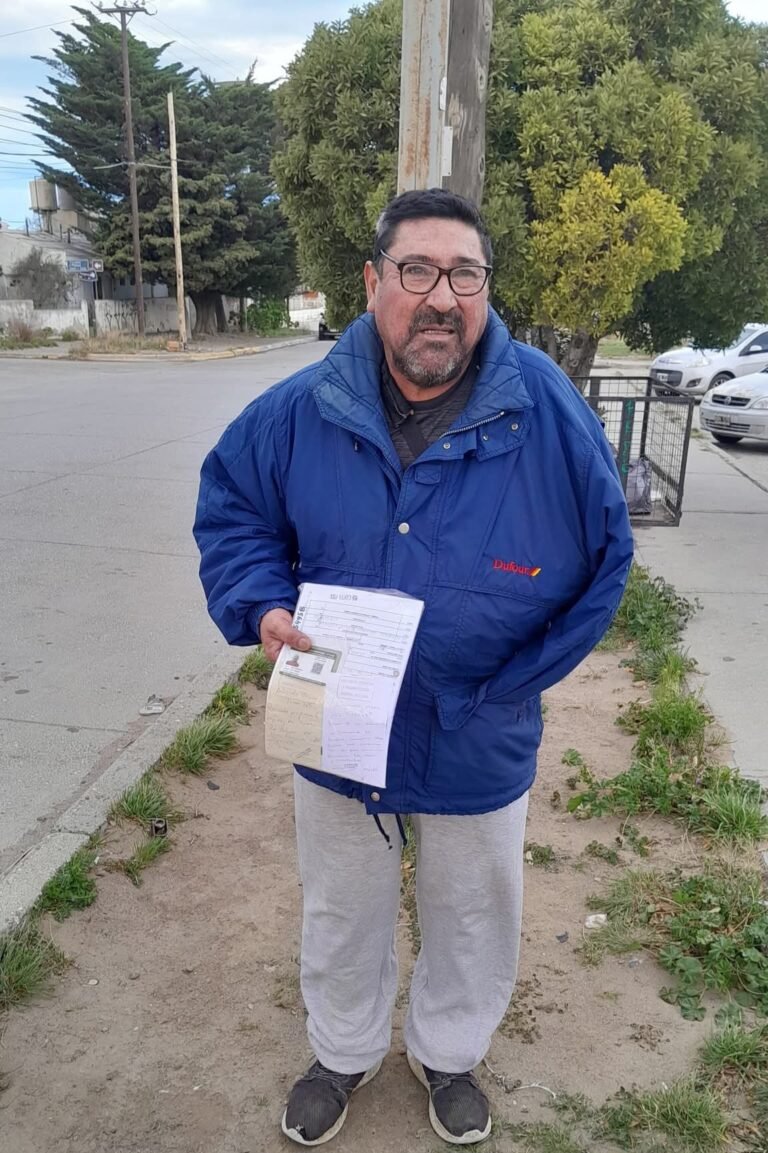 Oscar cobra una pensión y no le alcanza, pide ayuda de la comunidad