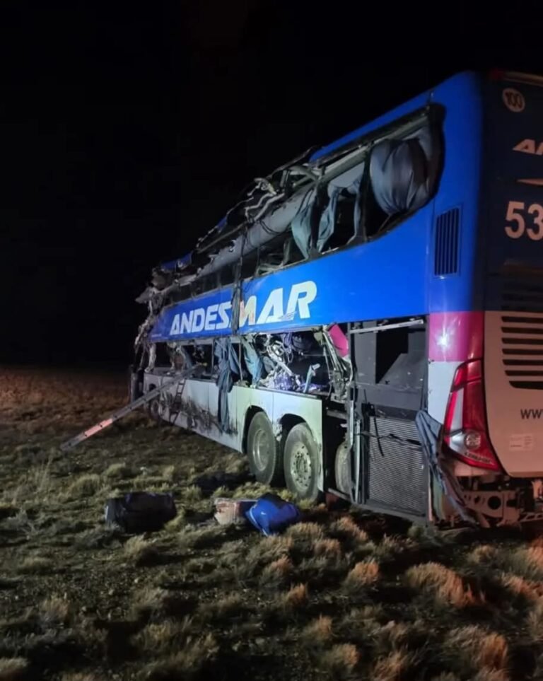 Grave choque entre colectivo y camión en Ruta 3 deja heridos y al menos 3 fallecidos