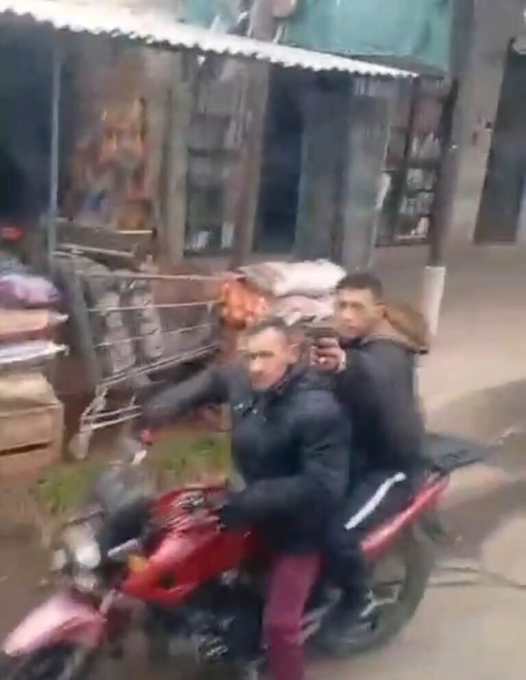 Un colectivero intentó chocar a dos motochorros para impedir un robo y los ladrones amenazaron a los pasajeros