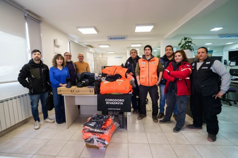 Entregan indumentaria al personal de Defensa Civil