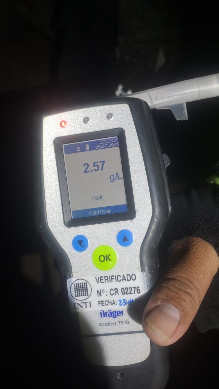 Alcoholizado chocó contra un montículo de tierra, circulaba sin documentación