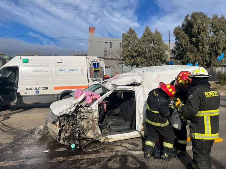 Una persona quedó atrapada en el interior de un vehículo al impactar contra un camión