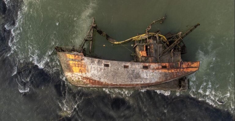 Reflotarán un buque que permanece abandonado en el río Chubut hace nueve años