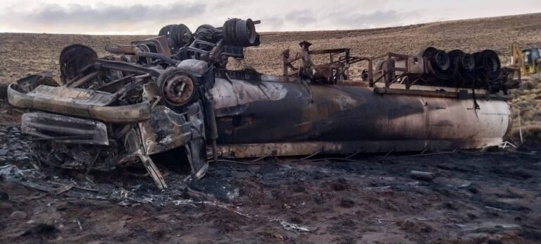 Un camión de servicios petroleros cayó a un barranco y se incendió