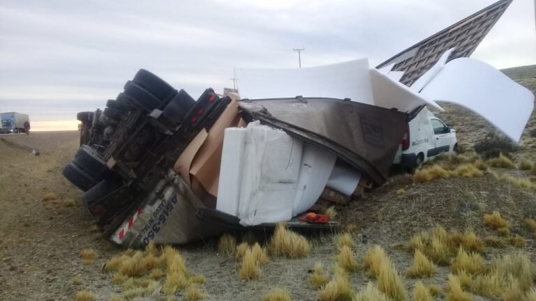 Por la escarcha volcó un camión que transportaba televisores