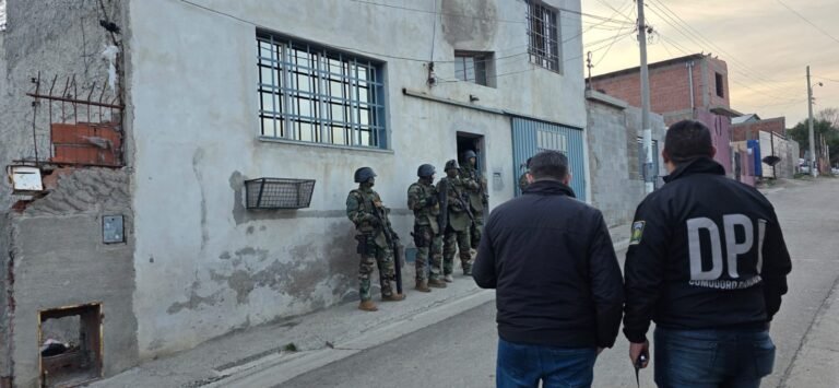 Allanamientos y un detenido, con antecedentes, por el robo a petroleros