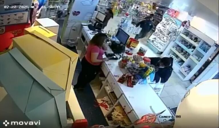 Robo en una jugueteria “una empleada salió a correrlo, pero no vió a la policía”