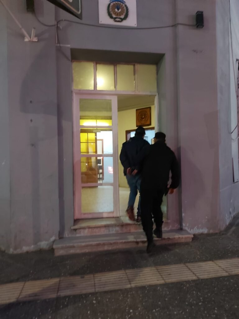 Conocido delincuente huía con dos cajas de bombones pero lo detuvieron