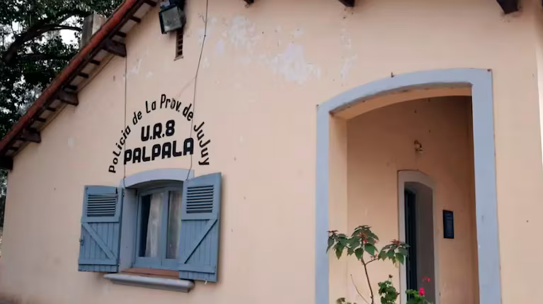 Un hombre intentó asfixiar a su pareja con una almohada mientras dormía: la salvó la hija