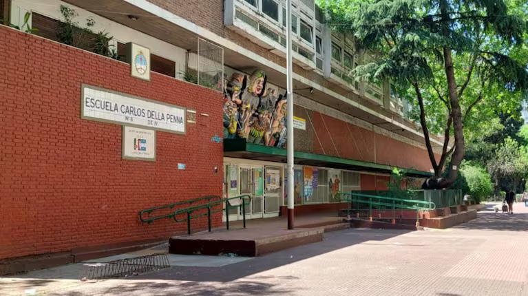Violencia en una escuela: la madre de un alumno le clavó una lapicera al director