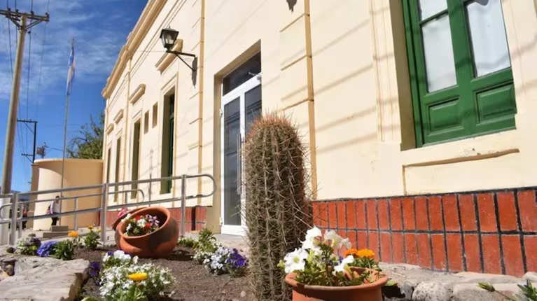 Murió un bebé que viajaba envuelto en una manta sobre la espalda de su mamá: investigan si fue por asfixia