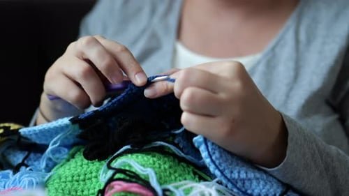 Juntan hilo y lana para hacer mantitas de apego para bebés del hospital