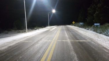 Por la nieve, un vehículo despistó dos veces en Ruta 3 y tuvo que ser asistido para continuar viaje