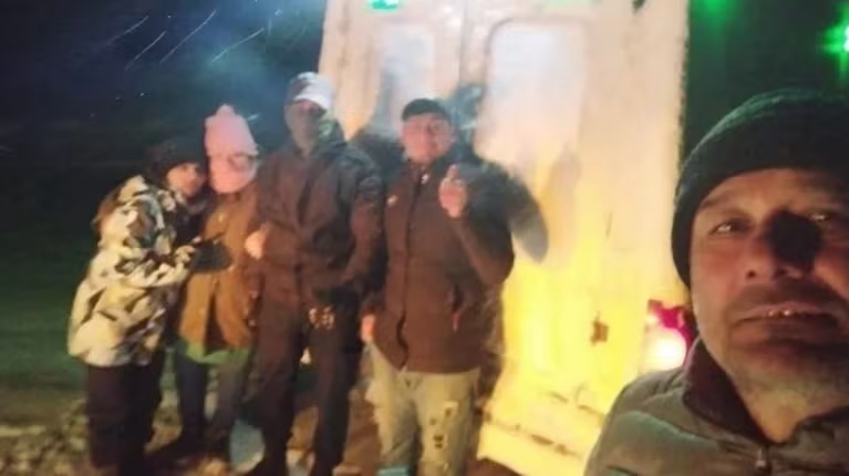 Milagro en la nieve: un peón rural se perdió en medio de un terrible temporal y fue salvado por sus perros