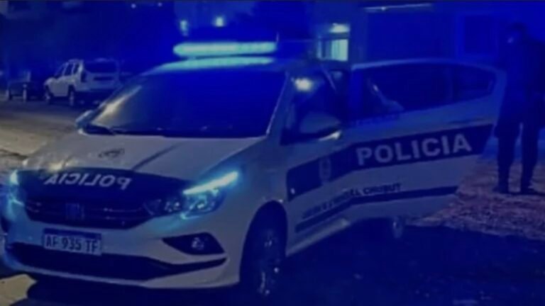 Cumpleaños poco feliz: batalla campal, un menor apuñalado y piedrazos a la policía