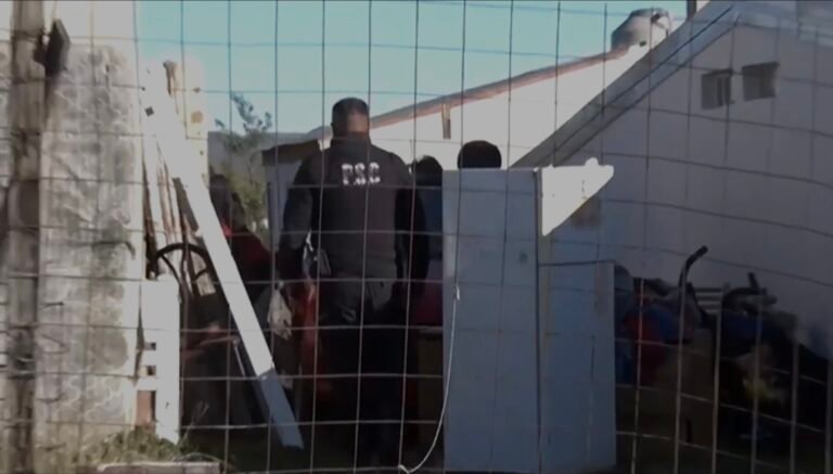 Una casa se prendió fuego y una familia intentó usurparla