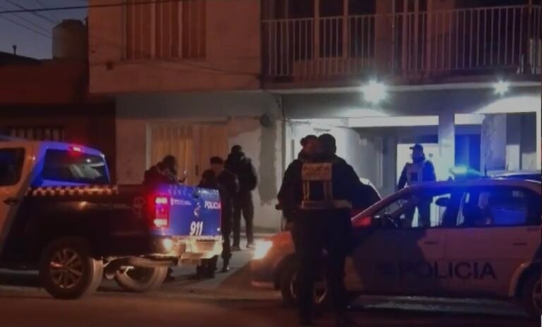 La Policía fue por ruidos molestos y encontró a un grupo de personas alcoholizadas y armadas