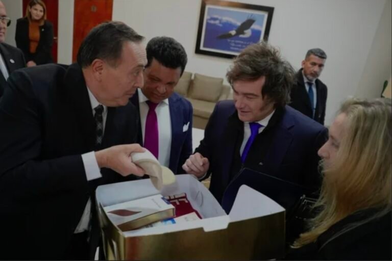 El “milagro” del pastor amigo de Milei: dijo que transformó 100.000 pesos en 100.000 dólares