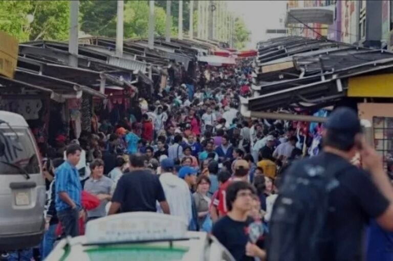 Locura por cruzar la frontera: el destino donde los argentinos compran ropa y comida a precios increíbles
