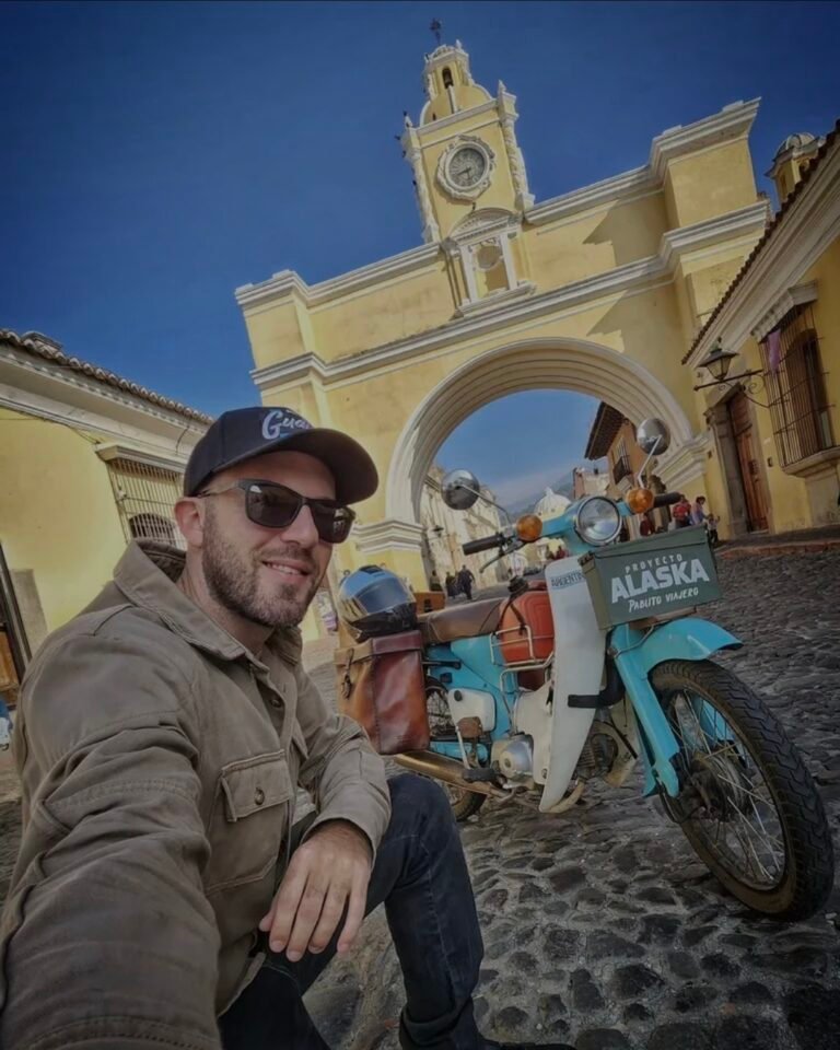 El argentino que llegó a Alaska tras recorrer más de 50.000 kilómetros en una pequeña moto de 1992