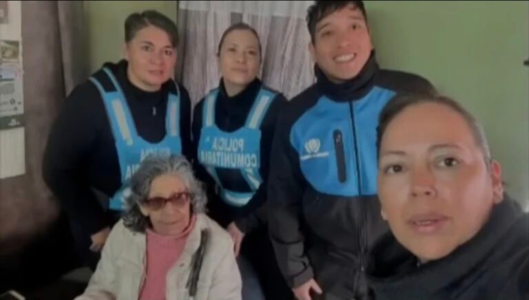 Cumplió 83 años y como no tiene familia, policías fueron a su casa a hacerle un festejo sorpresa