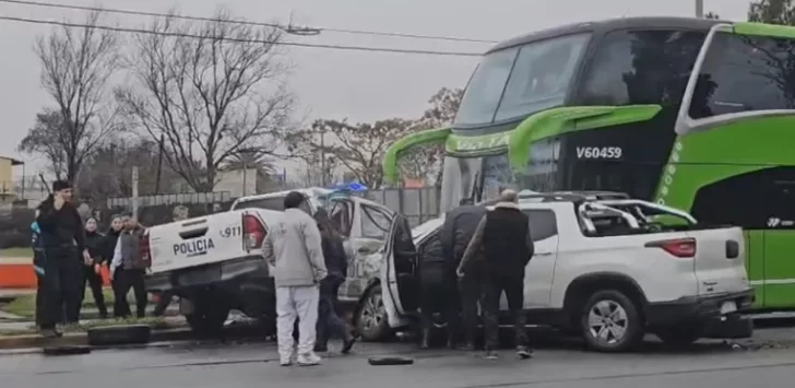 Un paciente psiquiátrico robó un patrullero, manejó en contramano y provocó un triple choque