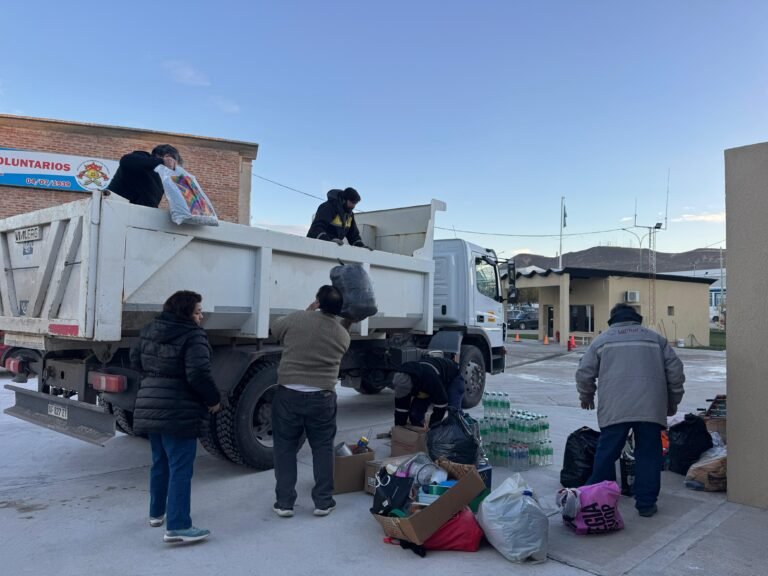 Convocan a donar alimentos, agua y ropa térmica para Gualjaina