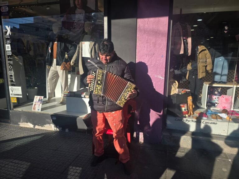 Realizarán una peña solidaria para el músico no vidente que toca en el Centro hace 15 años