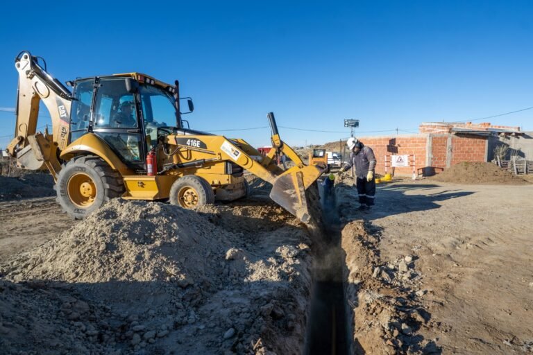 Con el tendido de cañerías avanza la obra de gas para el barrio Gasoducto