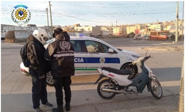 Le arrojó un objeto a un motociclista para robarle el celular: quedó detenido