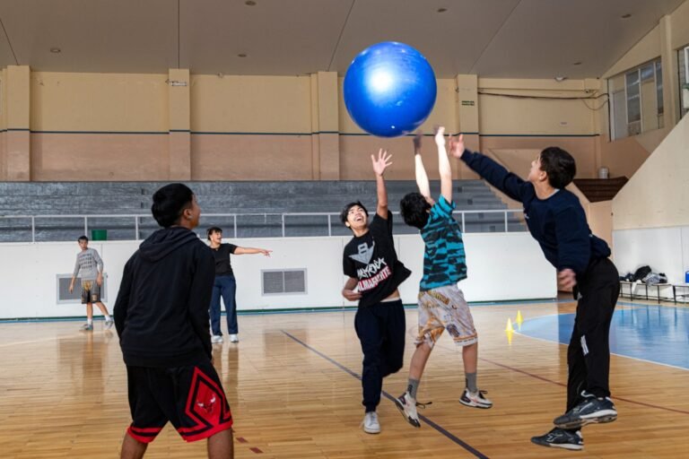 Adolescentes de La Esquina refuerzan sus vínculos con propuestas recreativas de invierno