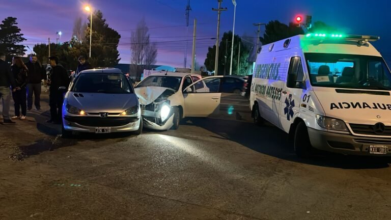 Fuerte choque en avenida Hipólito Yrigoyen: dos conductores lesionados