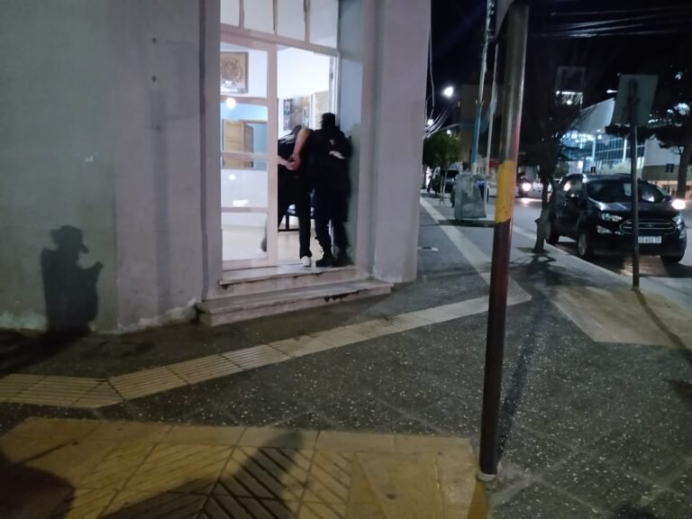 Golpeó una pared en la sala de emergencias y terminó detenido