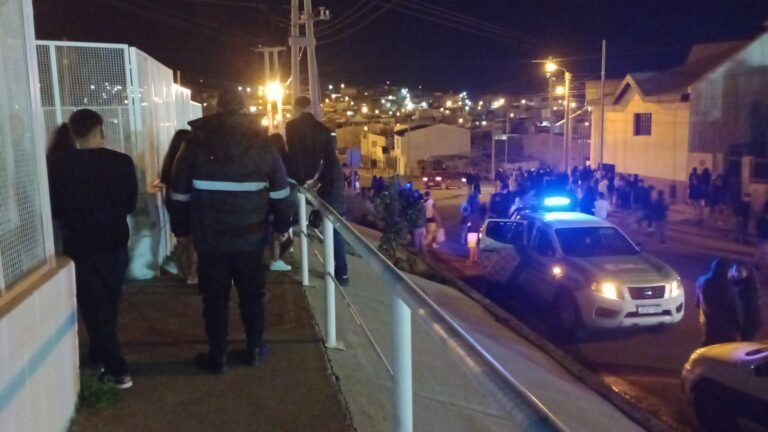 Clausuran una fiesta con menores en Quirno Costa: hallaron armas blancas escondidas afuera del salón