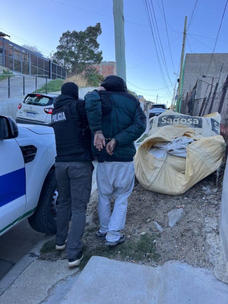 Cuatro allanamientos por baleado en el San Cayetano: un detenido y un celular secuestrado