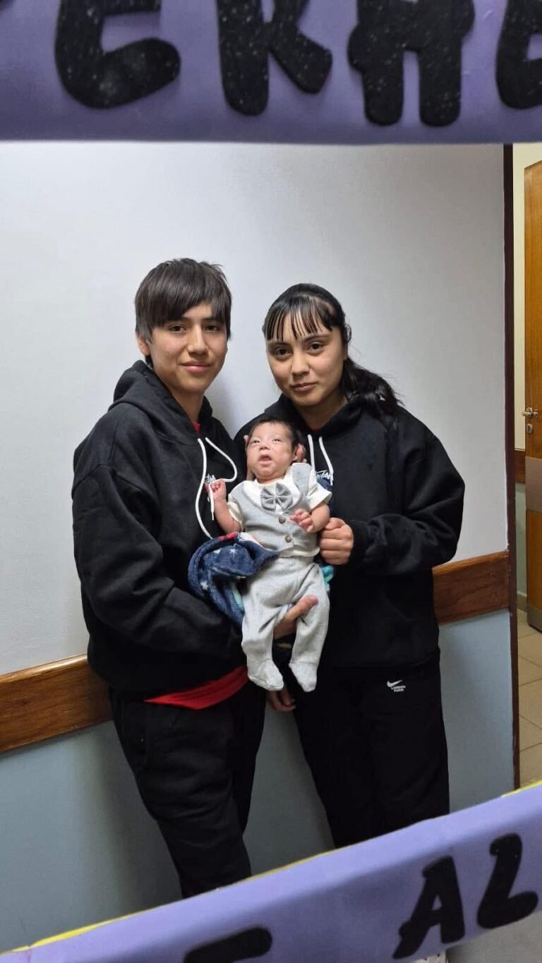 Ángel, el bebé que sobrevivió tras ser dado por muerto, recibió el alta y ya está con su familia