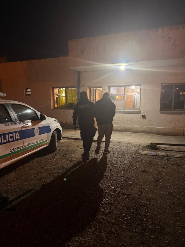 Sorprendieron a un prófugo de la Justicia caminando por el barrio Ceferino