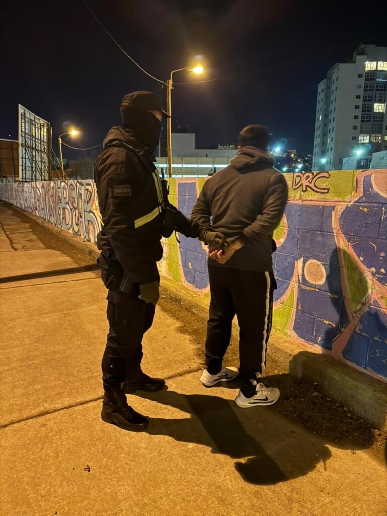 Quiso robar una rueda en pleno centro y lo atraparon en la huida