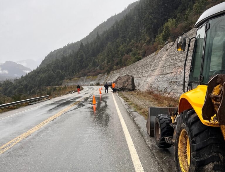 Iniciaron trabajos para remover la gran piedra caída en la Ruta 40