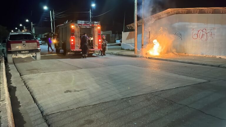 Un iglú fue consumido por el fuego y casi alcanza un poste de luz