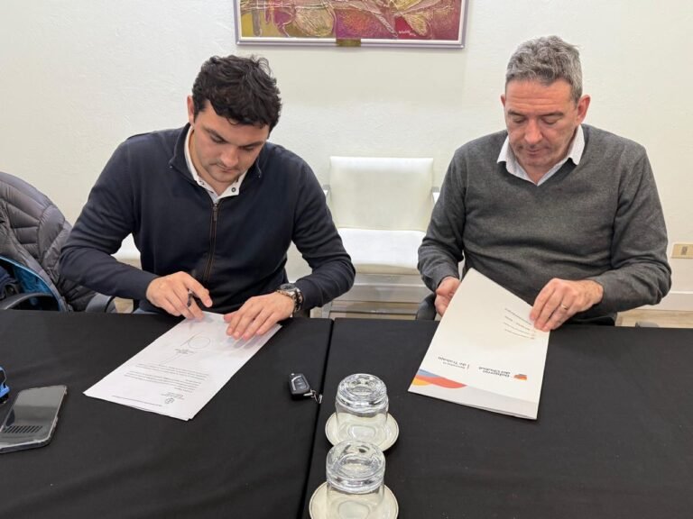 Firman un convenio para impulsar la capacitación y la inserción laboral